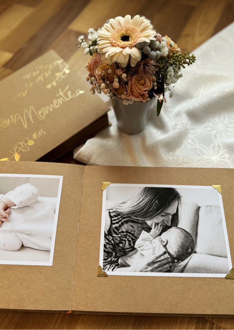 Fotoalbum zum Einkleben_Frau mit Kind, goldene Fotoecken und Blume