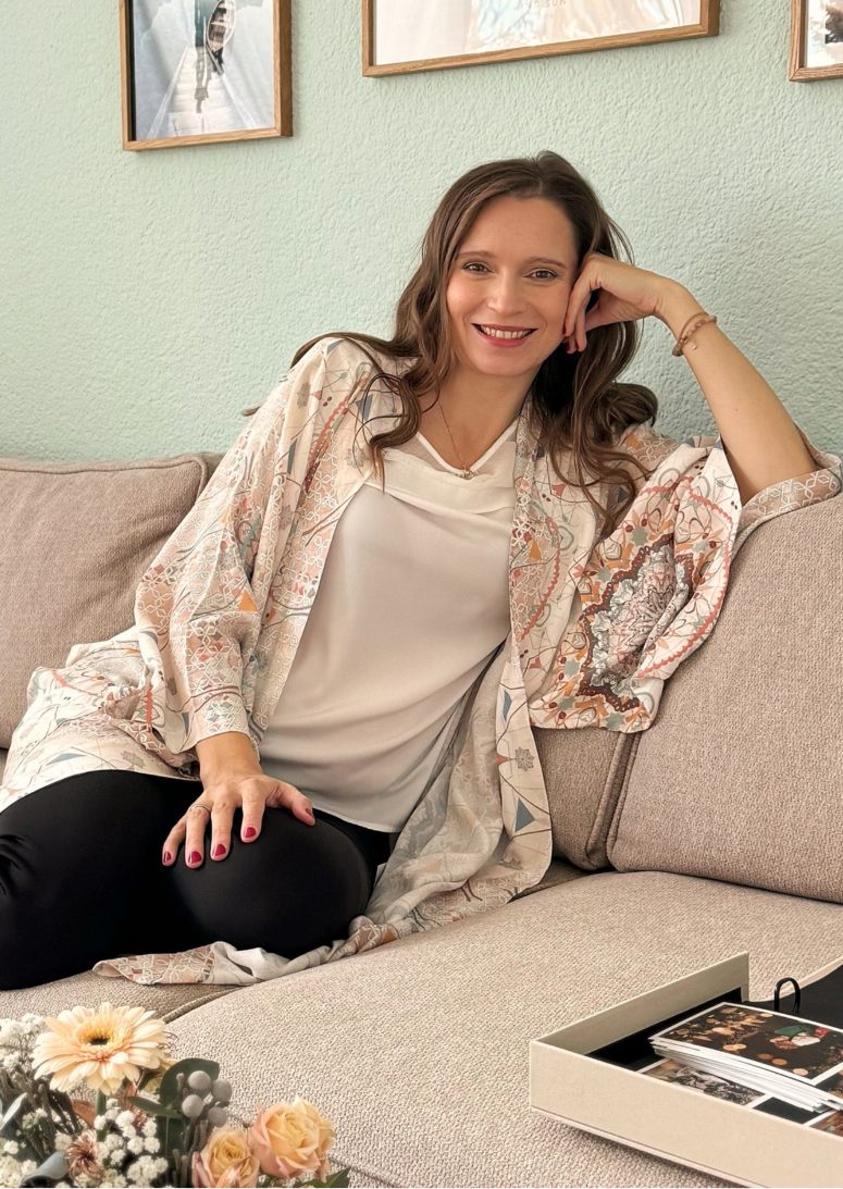 Frau mit Kimono RONA auf Sofa
