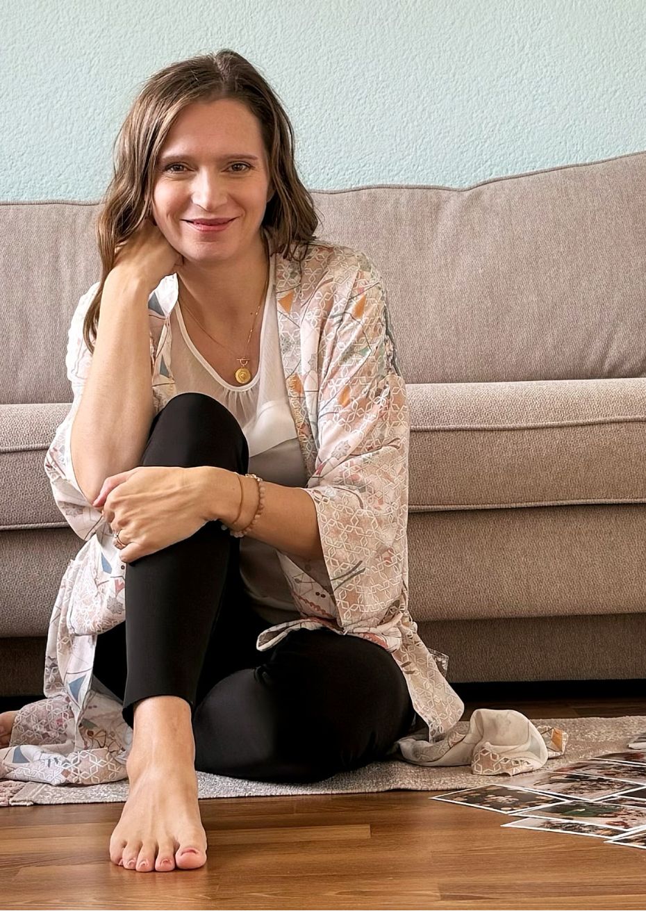 Frau mit beigem Kimono RONA auf dem Boden